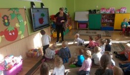 Uczymy się kolorów - zajęcia z języka angielskiego w grupie…